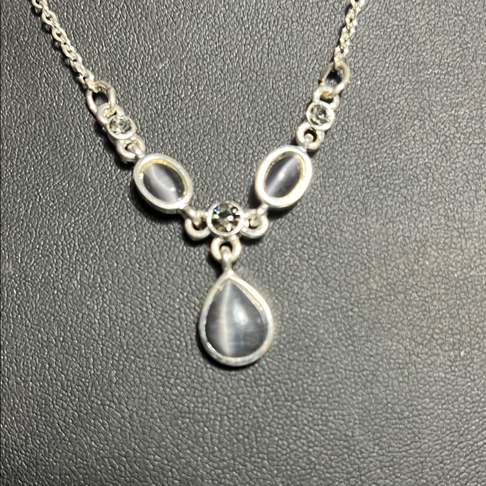 Elegant Silver Necklace with Teardrop Pendant and Oval Components